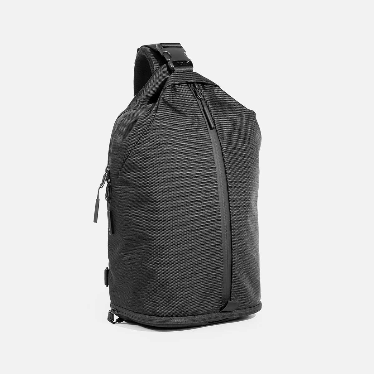 Aer Sling Bag 3 product image - AER11013 slingbag3 black 34hero