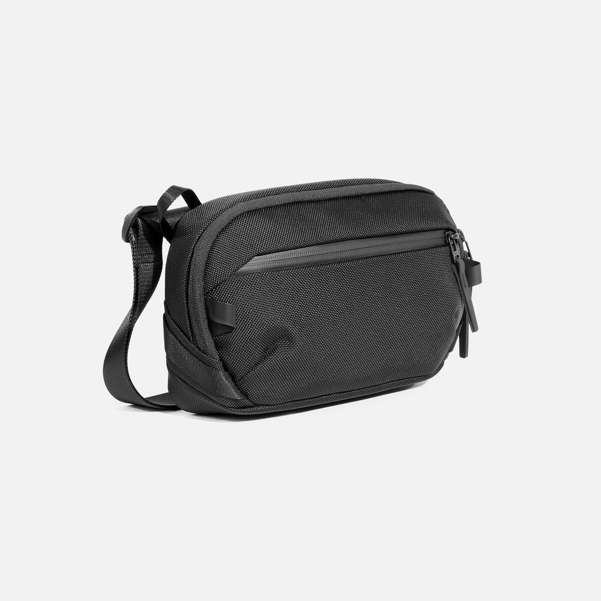 Aer Day Sling 4 product image - AER21072 1 daysling4 black 34hero 42db4fbb-bcbe-4a5e-9631-0d321f754fbc