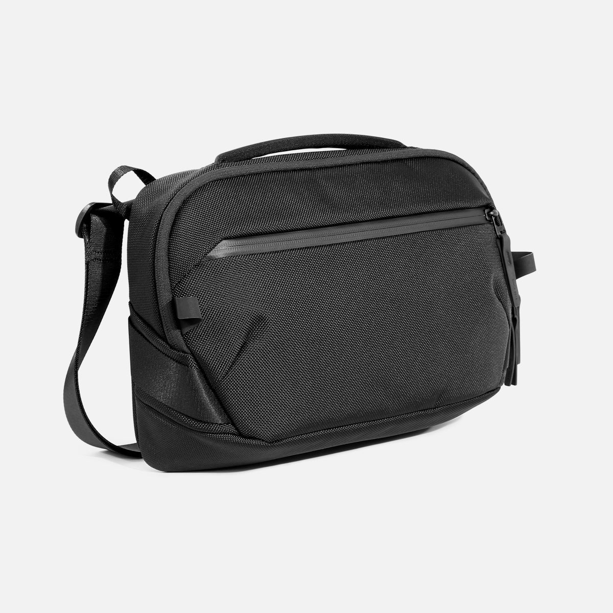Aer Day Sling 4 Max product image - AER21074 1 daysling4max black 34hero