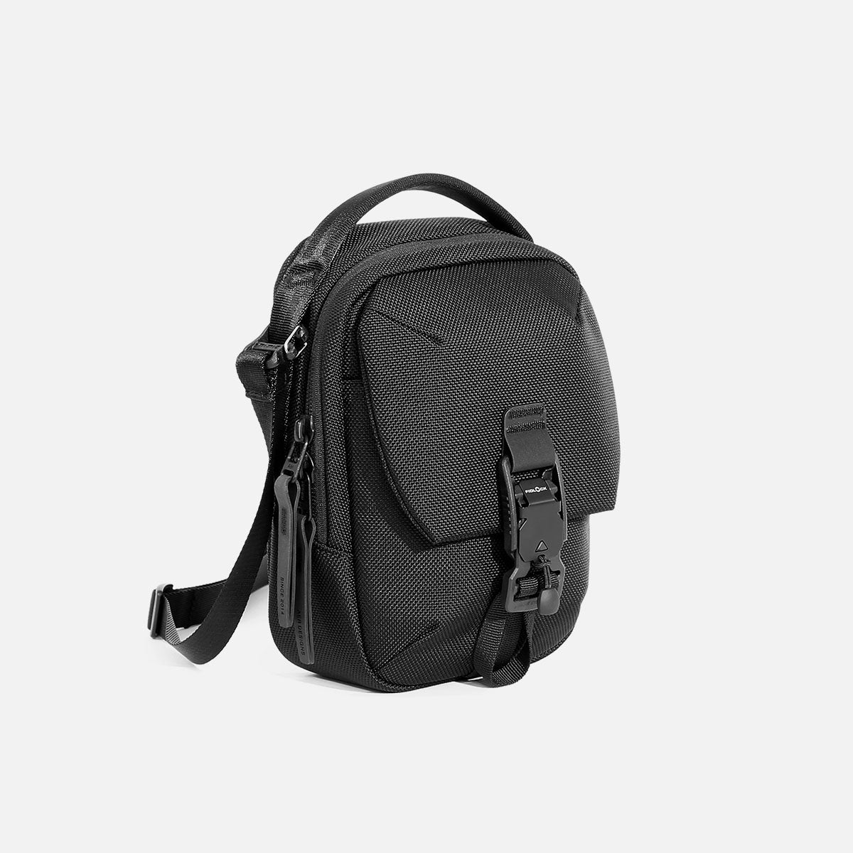 Aer Street Sling product image - AER21075 streetsling black 34hero ded7a4e8-6a56-450c-b7a7-8d55edda97f5