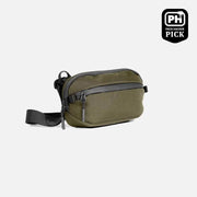 Aer Day Sling 3 product image - AER25026 daysling3 olive 34hero 1bf99b04-bc52-422a-bc0f-3d54fb60bfbd
